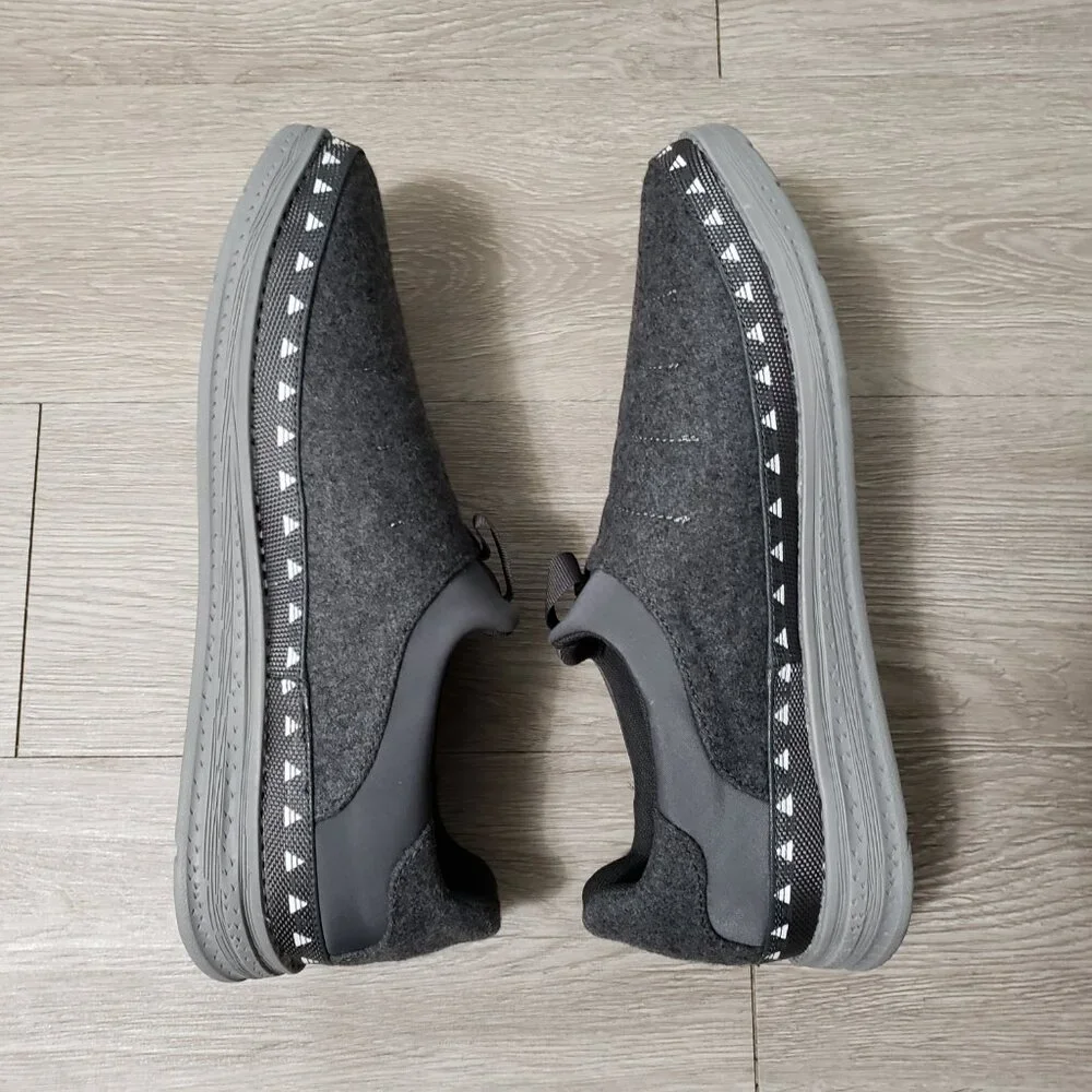 NEW Men's Levis size 11 / 12 slip on felt loafer slipper memory foam shoe casual